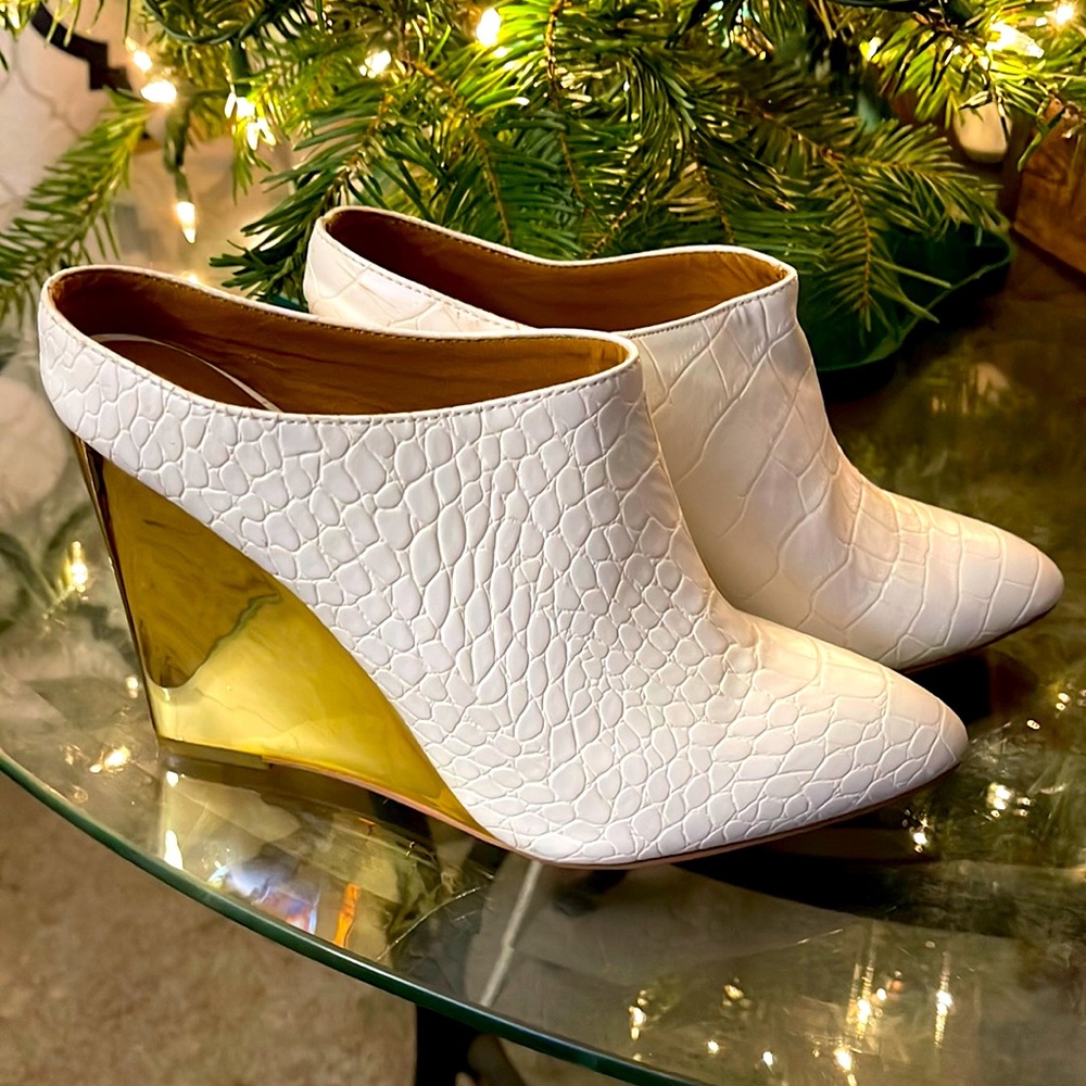 Beau+Ashe White Women’s Slip On Wedge W/gold 4" - size 8